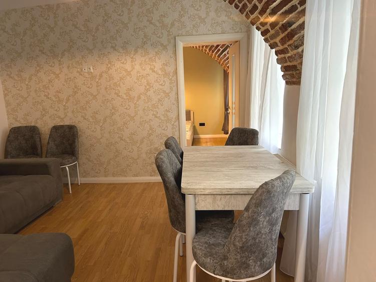 Apartament cu 2 camere semidecomandat, mobilat în Centrul Istoric