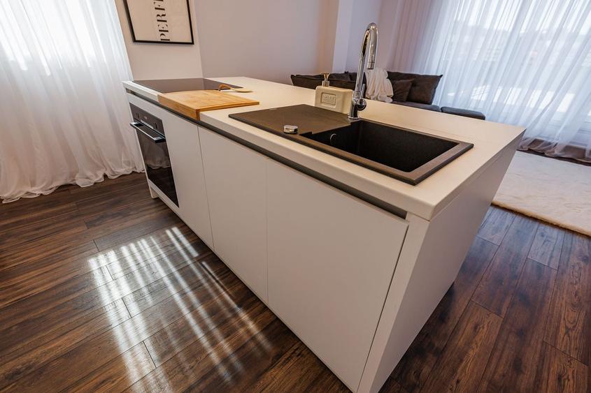 Penthouse cu 2 camere semidecomandat, mobilat în Aradului