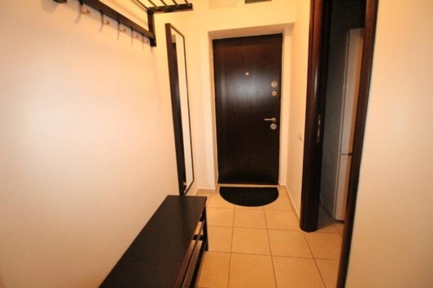 Apartament cu 3 camere semidecomandat, mobilat în Universitate