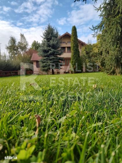 Casă cu 9 camere cu Teren 2000 Mp în Central