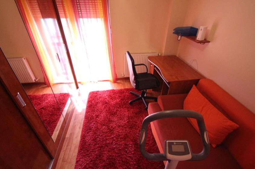 Apartament cu 4 camere decomandat, mobilat în Aradului