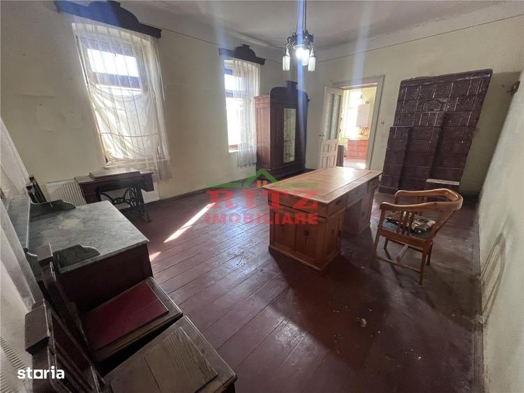 Casă cu 4 camere cu Teren 1623 Mp în Central