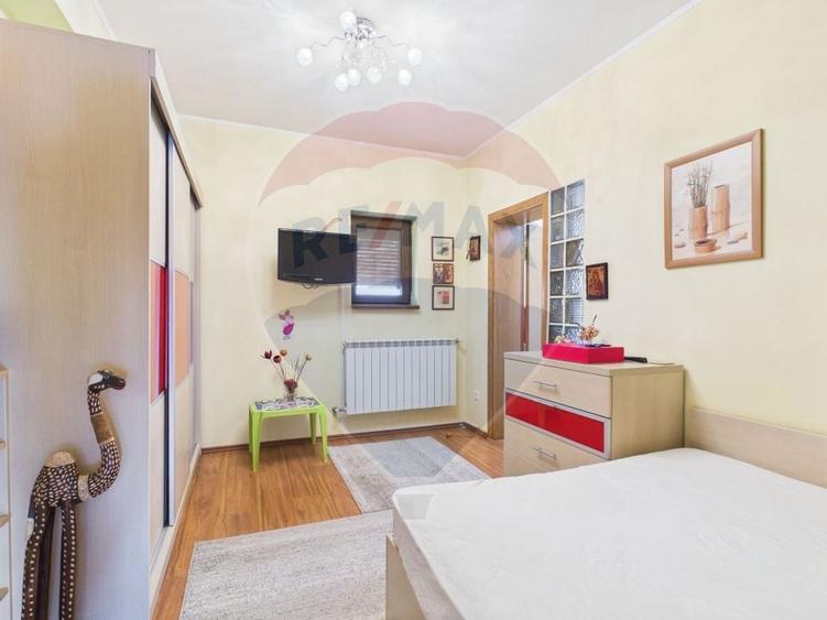 Casă cu 6 camere cu Teren 1226 Mp în Central