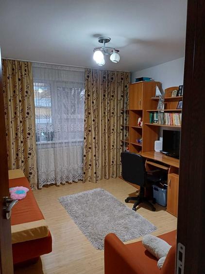 Apartament cu 3 camere semidecomandat în Teilor