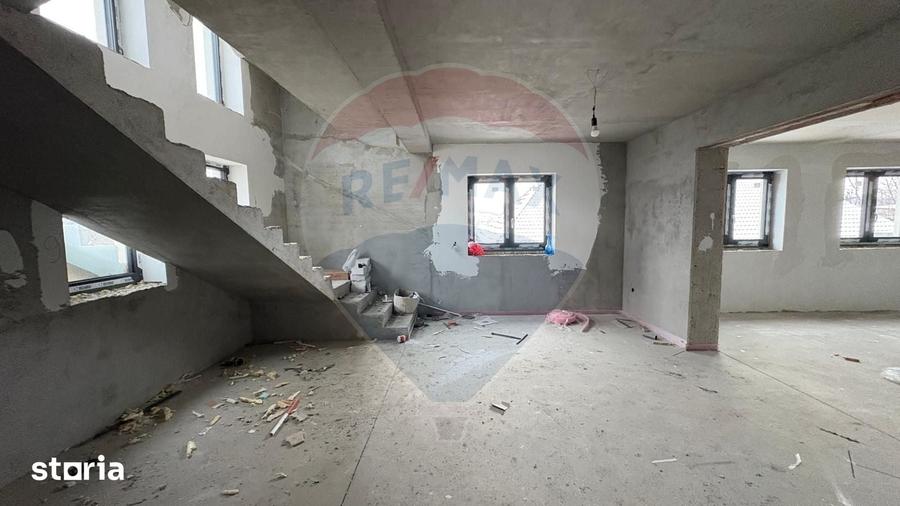 Casă cu 6 camere cu Teren 822 Mp în Central