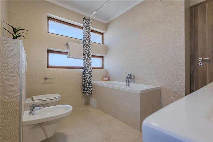 Casă individuală cu 4 camere cu Canalizare în Central