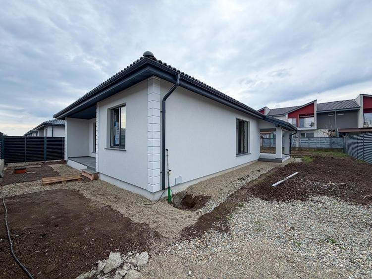 Casă individuală cu 4 camere cu Canalizare în Sânpetru