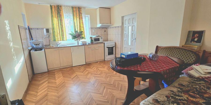 Casă individuală cu 7 camere cu Canalizare în Central
