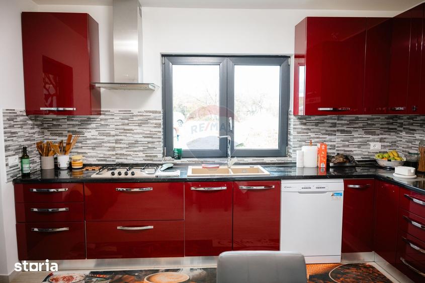 Casă cu 5 camere cu Teren 4242 Mp în Vânători-Neamț