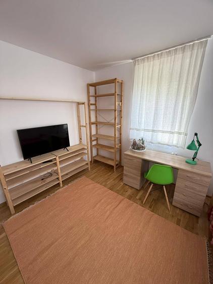 Apartament cu 3 camere decomandat în Europa