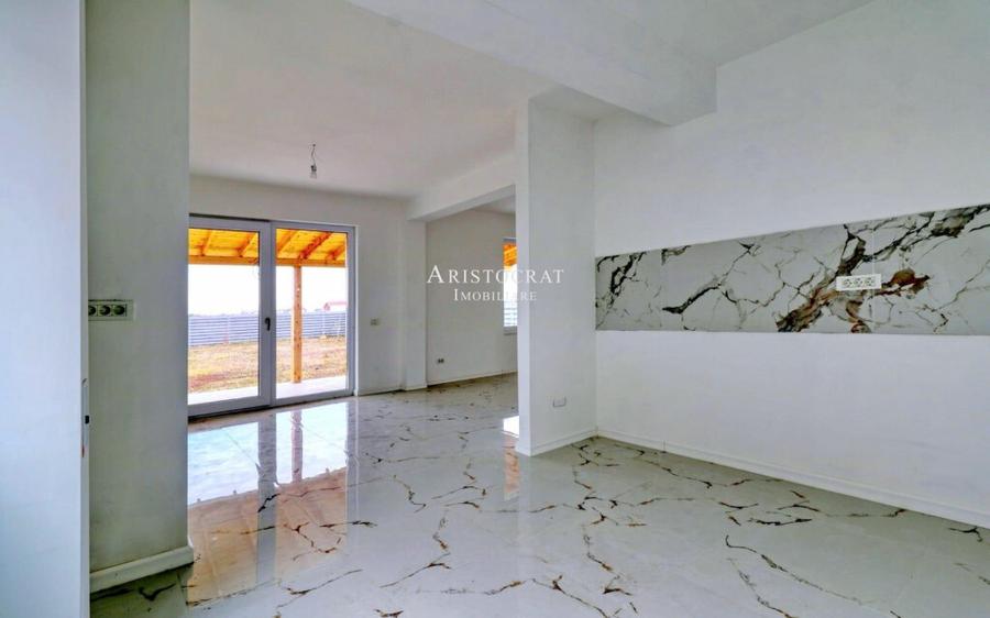 Casă cu 5 camere cu Teren 627 Mp în Ostratu