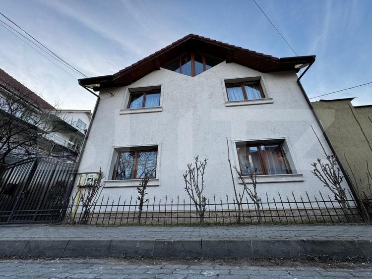 Casă individuală cu 9 camere cu Canalizare în Cetate