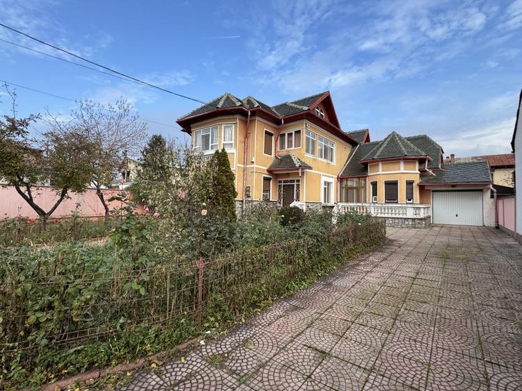 Casă individuală cu 8 camere cu Canalizare în Ultracentral
