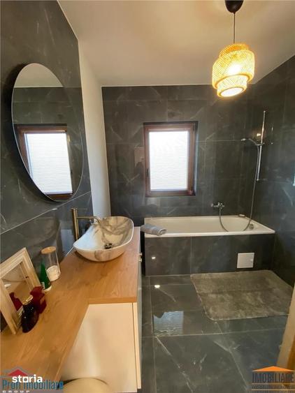 Casă cu 6 camere cu Teren 923 Mp în Târnova
