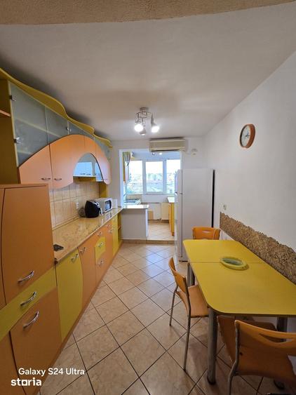 Apartament cu 4 camere decomandat în Decebal