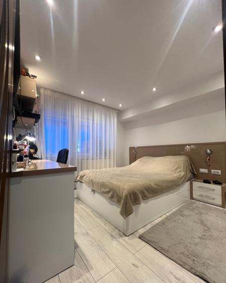 Apartament cu 3 camere decomandat, mobilat în Central