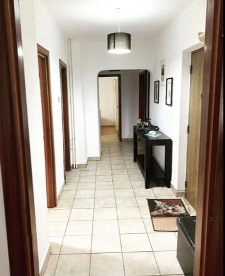 Apartament cu 3 camere semidecomandat, mobilat în Nerva Traian