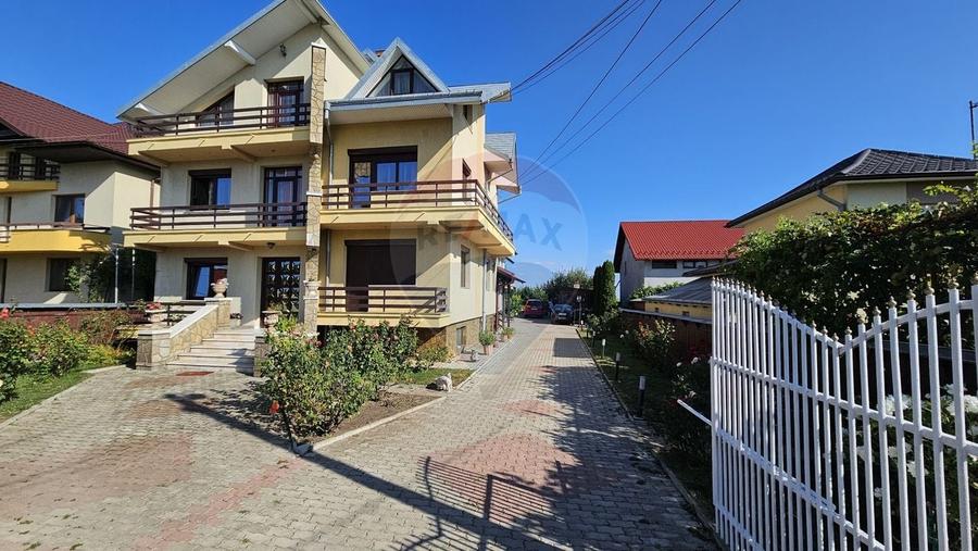 Casă individuală cu 17 camere cu Teren 1080 Mp în Obcini