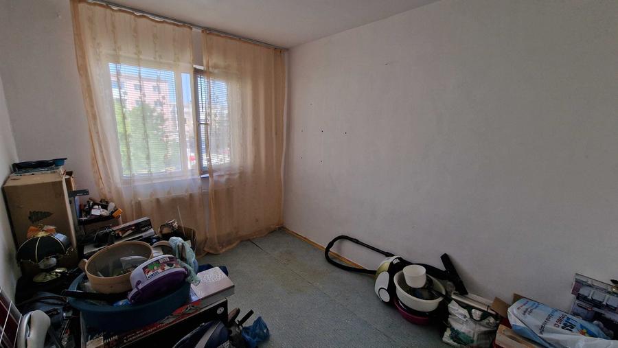 Apartament cu 4 camere semidecomandat în Craiovița Nouă