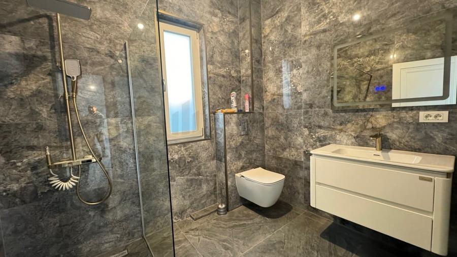 Casă individuală cu 4 camere cu Canalizare în Central