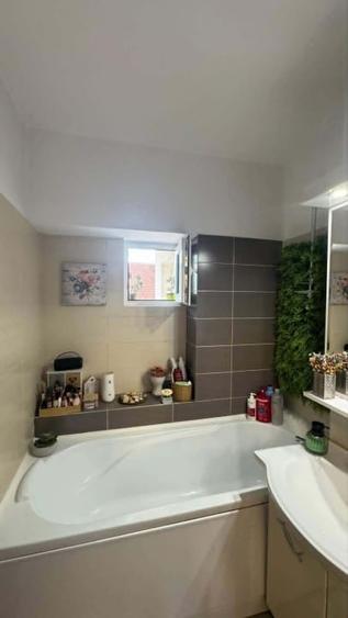Apartament cu 3 camere decomandat, mobilat în Nicolina