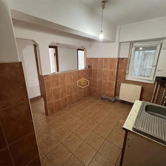 Apartament cu 3 camere semidecomandat în Micro 16