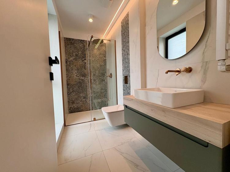 Casă individuală cu 4 camere cu Piscina în Tunari