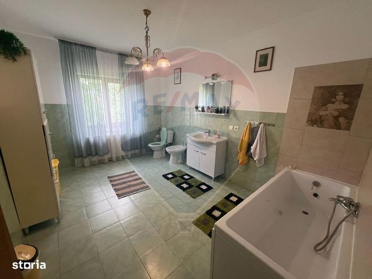 Casă cu 4 camere cu Teren 983 Mp în Garoafa