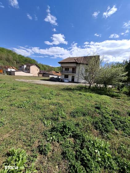 Casă cu 6 camere cu Teren 3329 Mp în Central