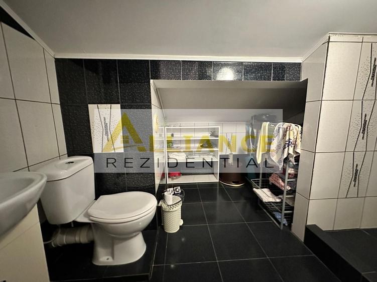 Casă individuală cu 5 camere decomandat cu Canalizare în Central