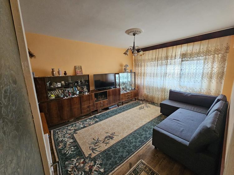 Apartament cu 3 camere decomandat în Exterior Vest
