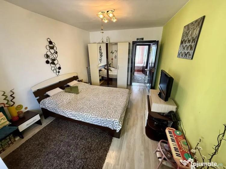 Apartament cu 3 camere semidecomandat în Craiovița Nouă