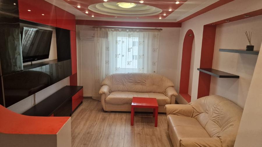 Apartament cu 3 camere decomandat în Calea București