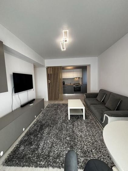 Apartament cu 3 camere decomandat, mobilat în Trafic Greu