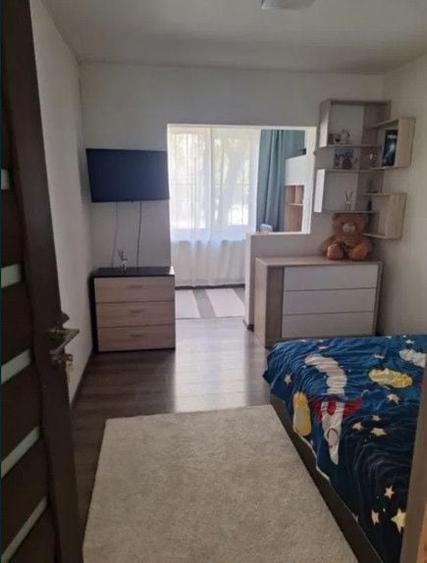 Apartament cu 4 camere semidecomandat, mobilat în Lujerului