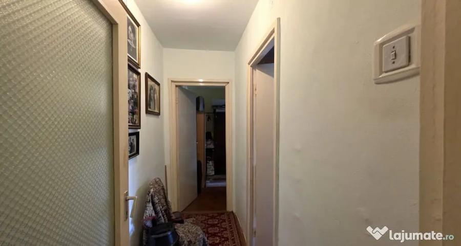 Apartament cu 4 camere semidecomandat în Dacia