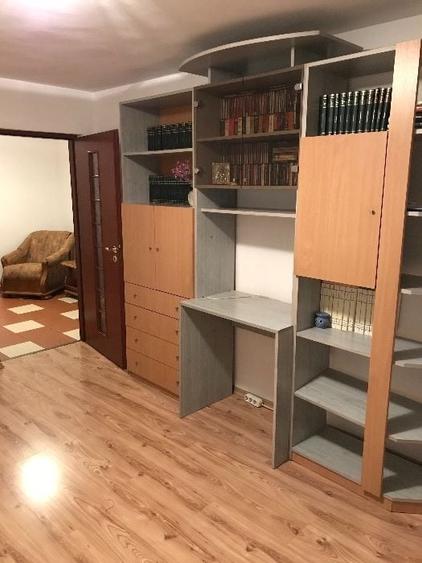 Apartament cu 3 camere decomandat în Tei