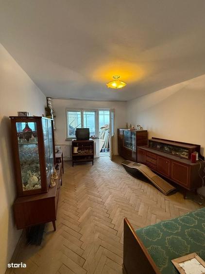 Apartament cu 3 camere decomandat în Calea București