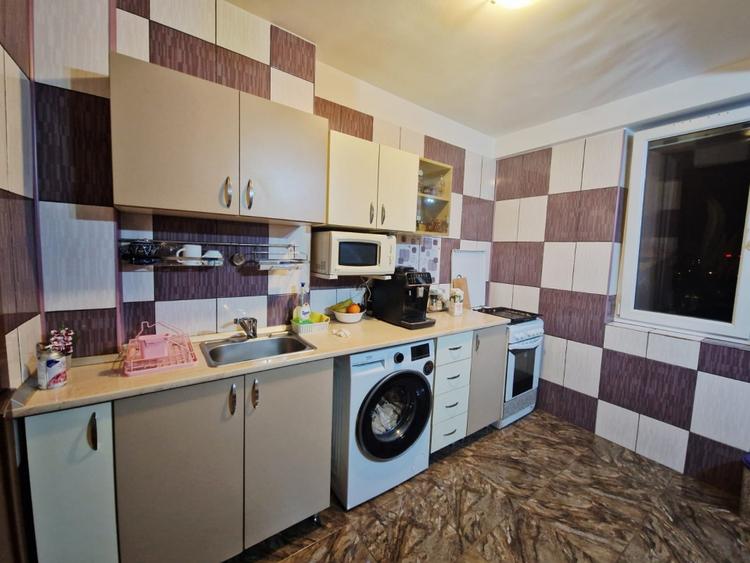 Apartament cu 3 camere semidecomandat, mobilat în Bucur Obor