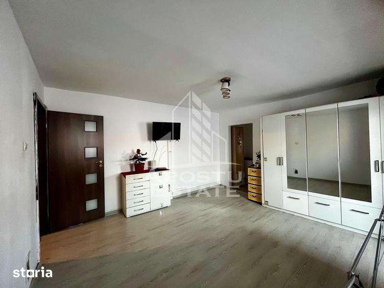 Apartament cu 3 camere semidecomandat în UMT