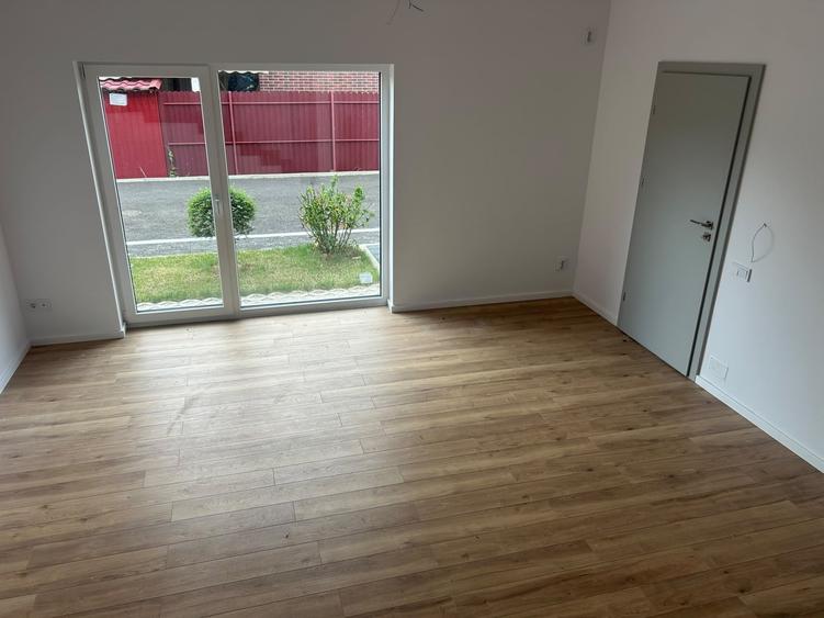 Duplex cu 4 camere cu Canalizare în Florești