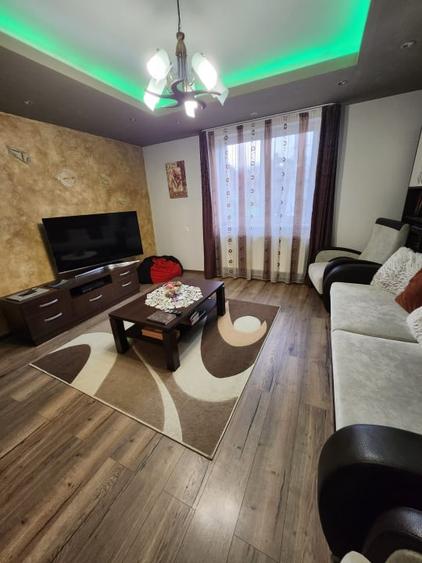 Casă individuală cu 6 camere cu Canalizare în Luna de Sus
