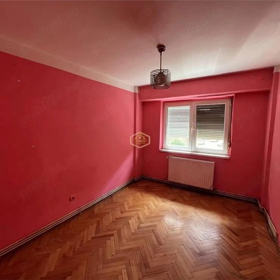 Apartament cu 3 camere semidecomandat în Micro 16