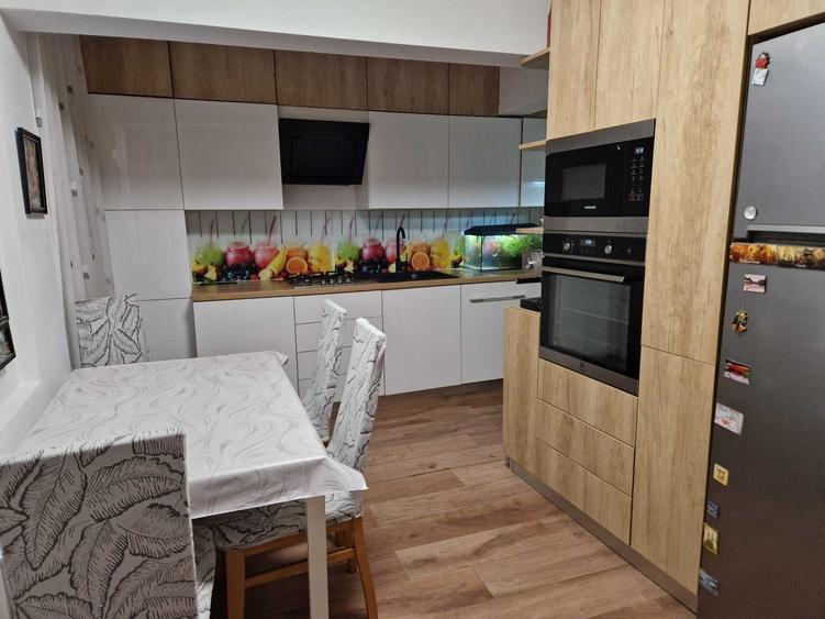 Apartament cu 3 camere decomandat în Micro 16
