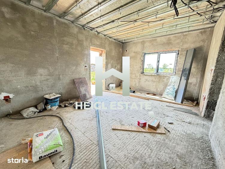 Casă cu 4 camere cu Teren 660 Mp în Izvin