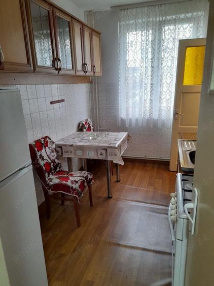 Apartament cu 3 camere semidecomandat în Sud