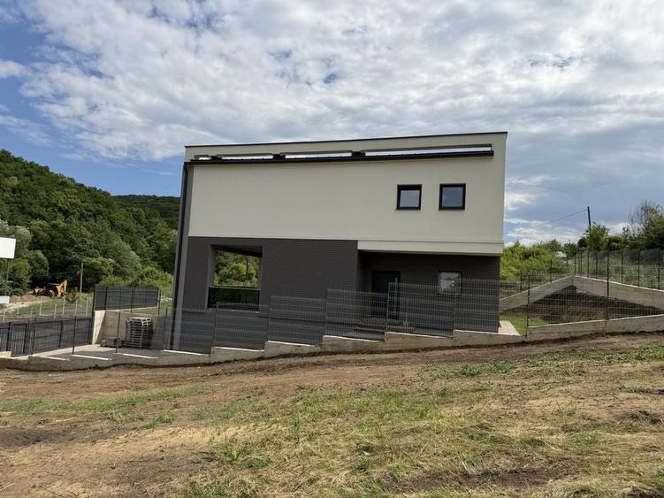 Casă cu 4 camere cu Teren 500 Mp în Florești