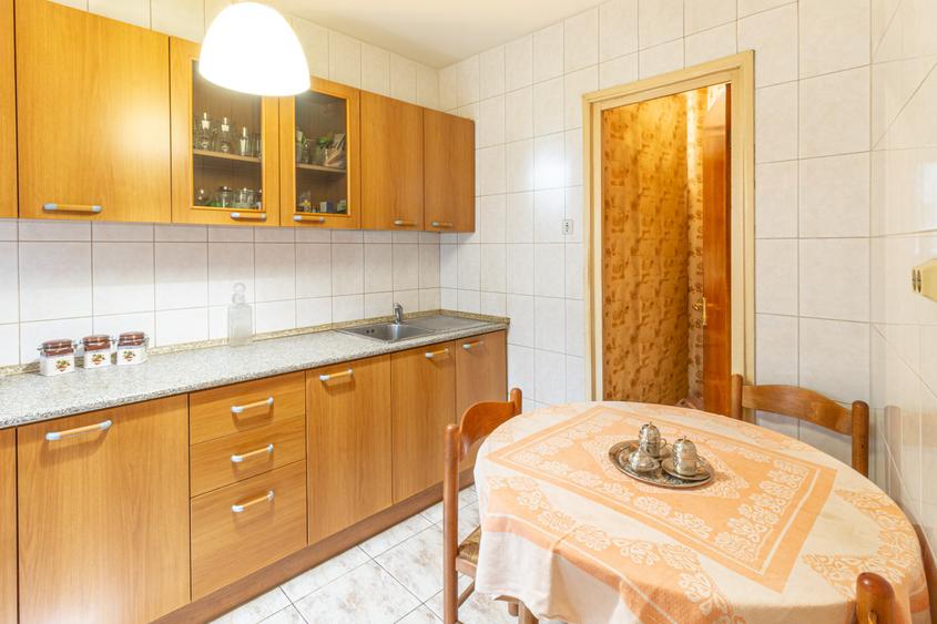 Apartament cu 4 camere decomandat, mobilat în Tineretului