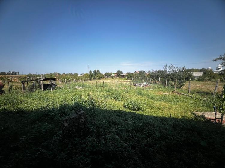 Casă individuală cu 3 camere cu Teren 1493 Mp în Periferie