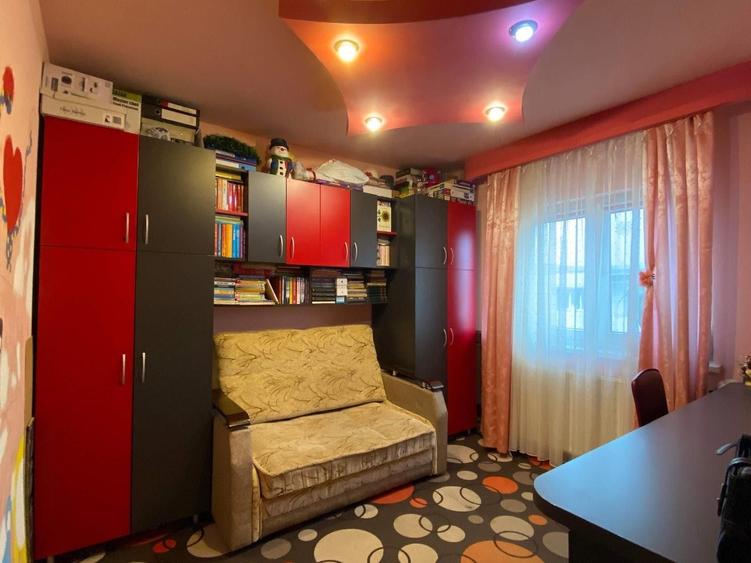 Apartament cu 3 camere semidecomandat în Central